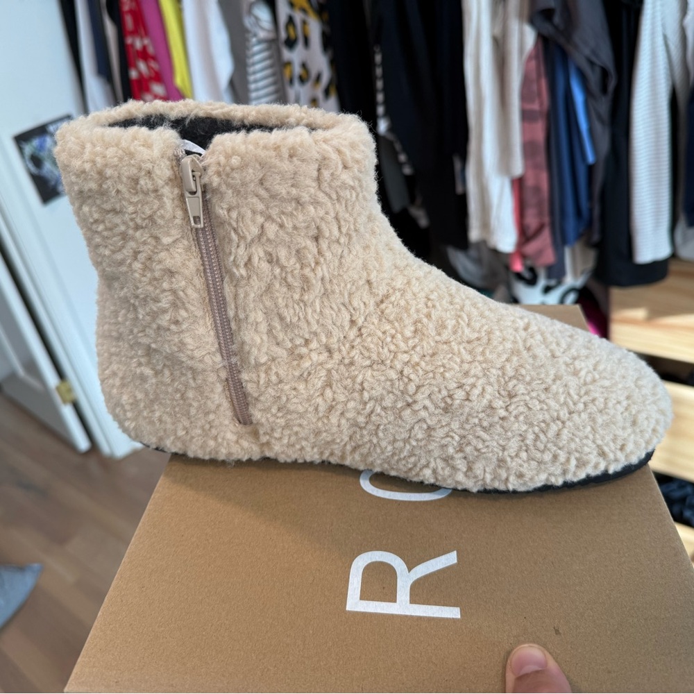 ROAM Mini Boosh Boots Faux Shearling Fuzzy Furry Ankle Booties white size 11